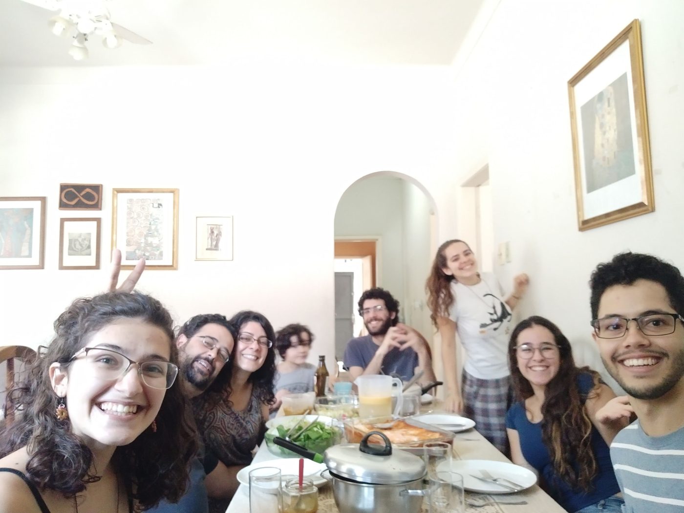 Família reunida à mesa no dia 11 de junho de 2020, quando Vinícius pediu Mariana em namoro