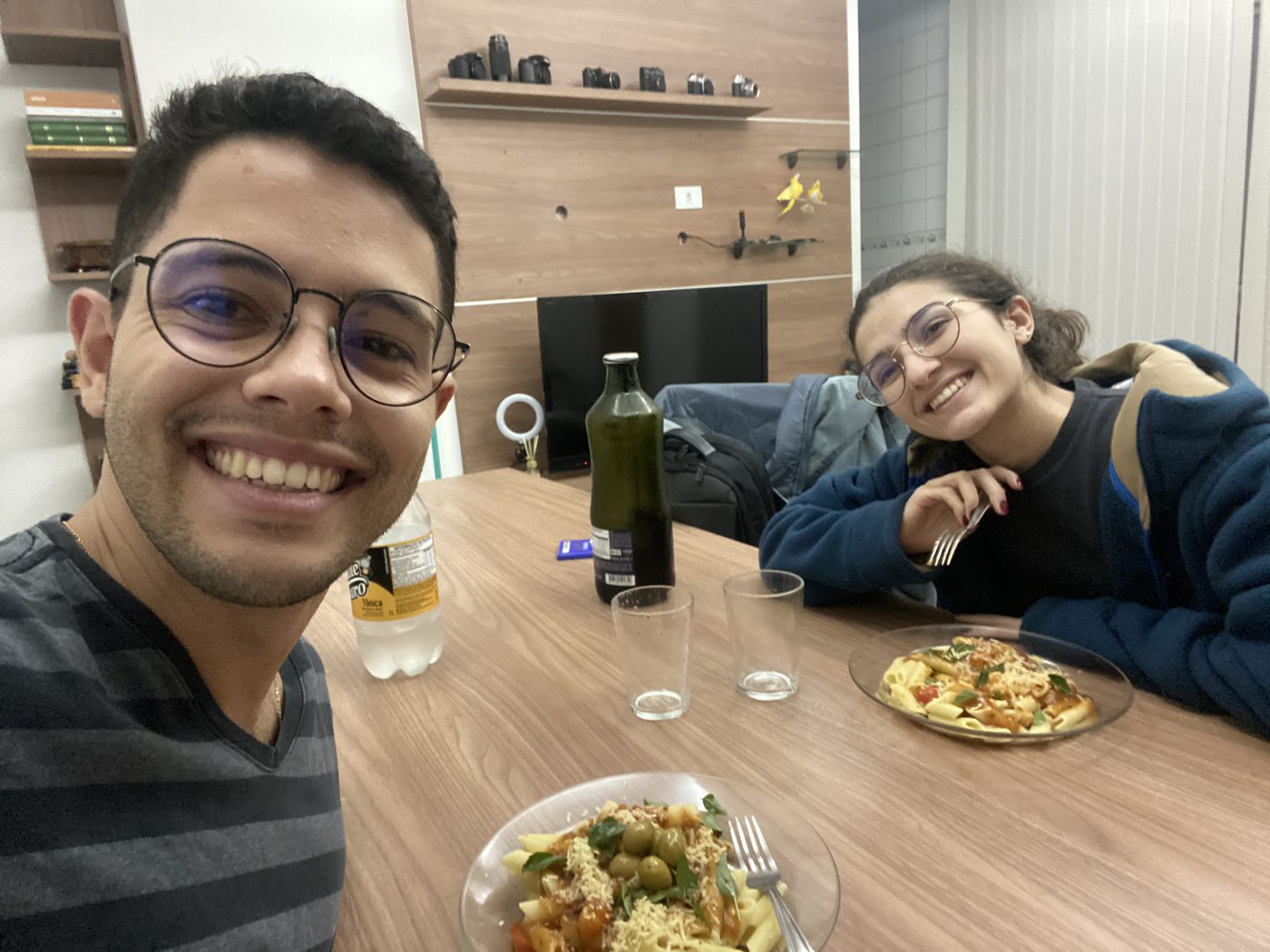 Mariana e Vinícius fazendo uma refeição juntos no apartamento onde começaram a morar, em agosto de 2024