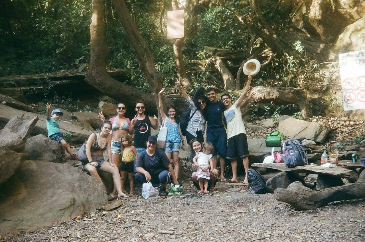 Grupo de amigos reunido entre as pedras durante a trilha em que Mariana e Vinícius se conheceram, em 2019